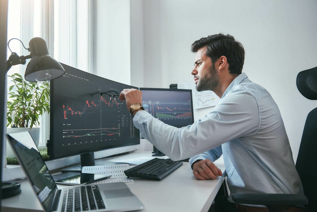 Person analysiert Geschäftsdaten am Bildschirm