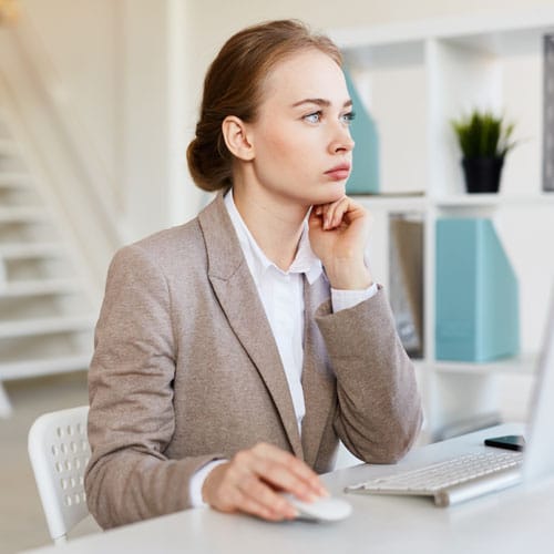 Webdesigner bei der Arbeit am Computer